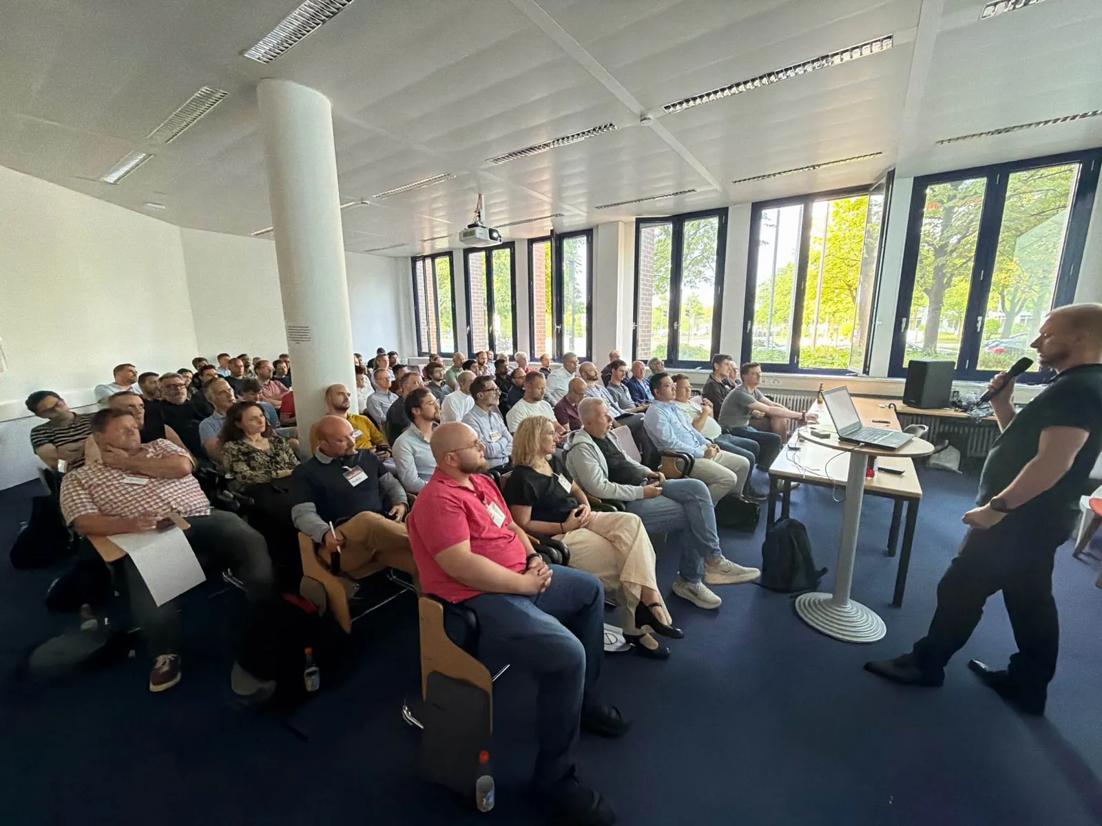 Voller Vortragsraum beim Forschungsinstitut CODE während des Vortrags über lokale KI, GenAI Wednesday München, Juli 2026