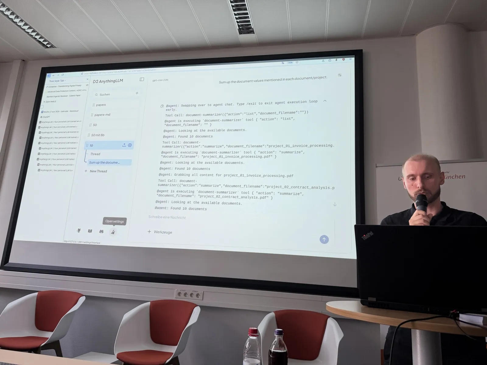 Mathias Schlolaut bei der Live-Demo: AnythingLLM arbeitet mit Tool-Aufrufen zehn Dokumente ab